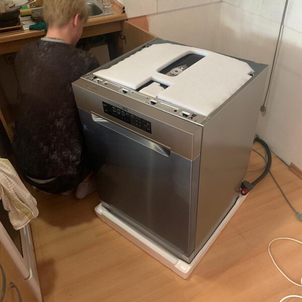 Dopojení myčky k vodě a odpadu