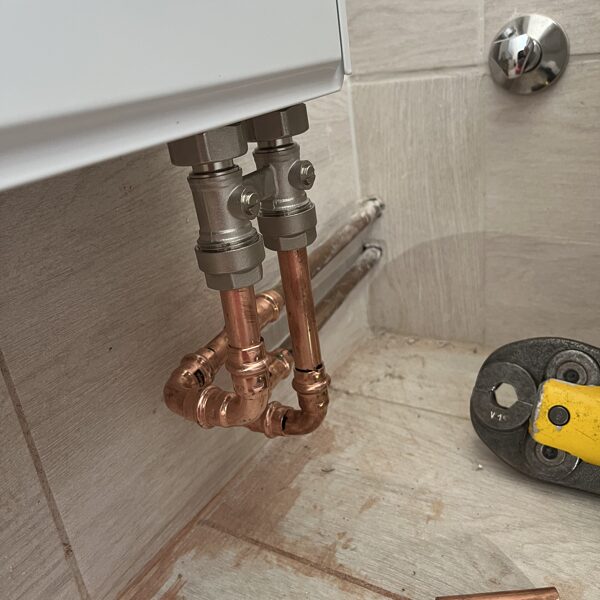 Dopojení radiátoru k rozvodu topení, všechny spojení jsou zalisované