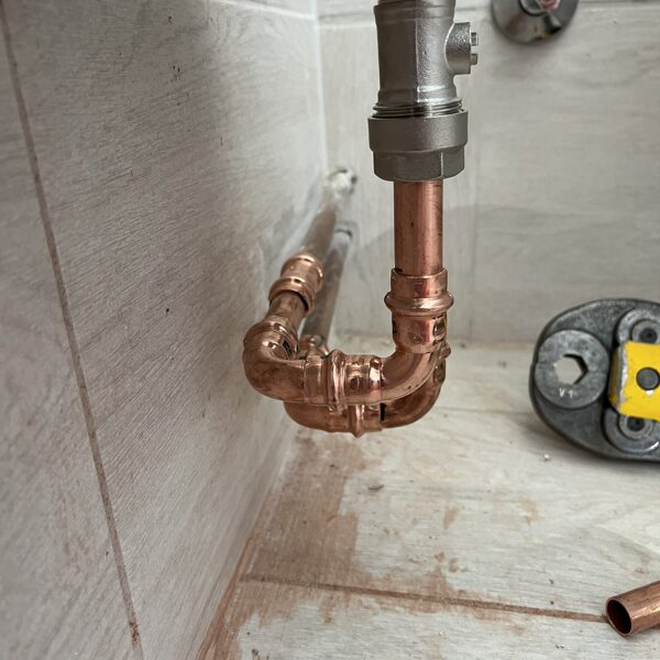 Dopojení radiátoru k rozvodu topení, všechny spojení jsou zalisované