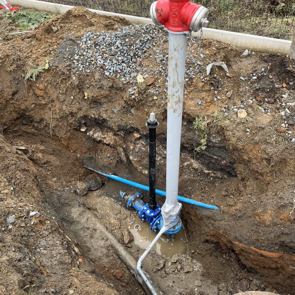 Instalace kulového kohoutu s přírubou, pro možnost vypnutí toku vody do hydrantu