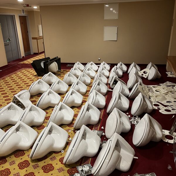 Provedení kompletní demontáže 42 pokojovích koupelen v hotelu Marriott Plzeň