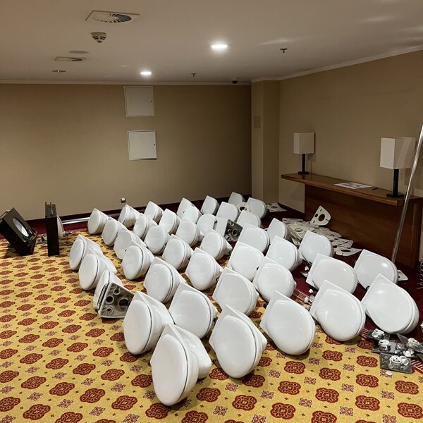 Provedení kompletní demontáže 42 pokojovích koupelen v hotelu Marriott Plzeň