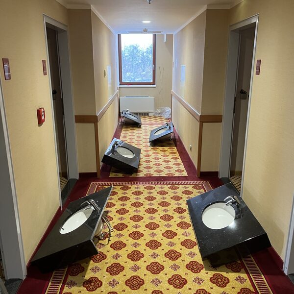 Provedení kompletní demontáže 42 pokojovích koupelen v hotelu Marriott Plzeň