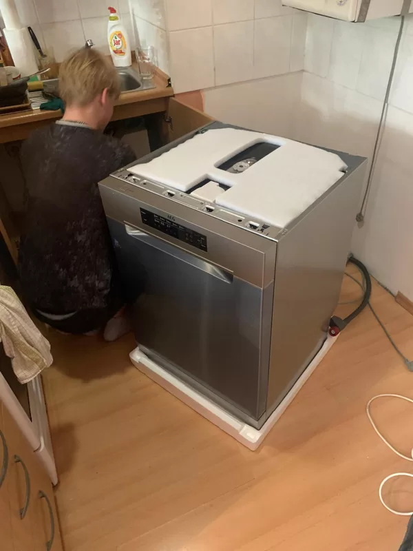 Dopojení myčky k vodě a odpadu
