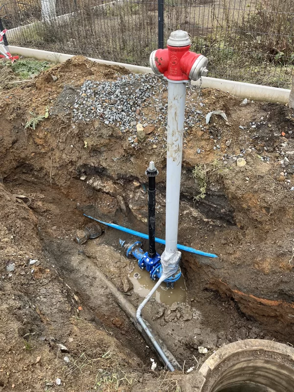 Instalace kulového kohoutu s přírubou, pro možnost vypnutí toku vody do hydrantu