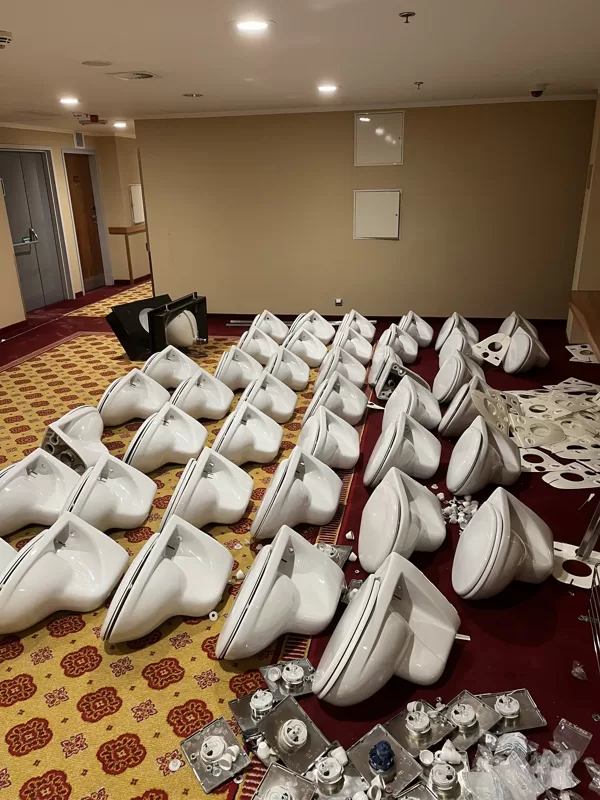 Provedení kompletní demontáže 42 pokojovích koupelen v hotelu Marriott Plzeň