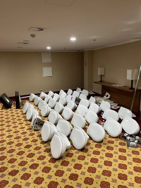 Provedení kompletní demontáže 42 pokojovích koupelen v hotelu Marriott Plzeň
