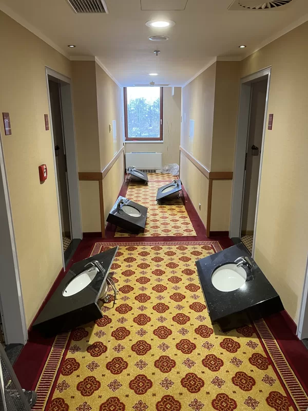 Provedení kompletní demontáže 42 pokojovích koupelen v hotelu Marriott Plzeň