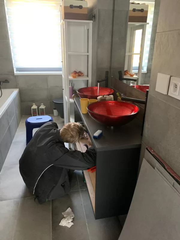 Provedení instalace luxusního umyvadla Sapho MURANO ROSSO IMPERO na desku do koupelny